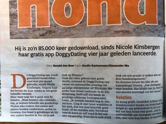 In alle edities van het Noordhollandse Dagblad stond een groot artikel over DoggyDating. De app die is bedacht door Nicole Kinsbergen en waarmee baasjes hun honden kunnen laten daten.